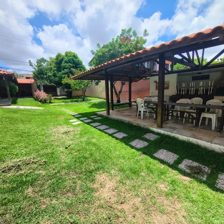 Casa à Venda no bairro Engenheiro Luciano Cavalcante com 4 Suítes com acesso por duas ruas.