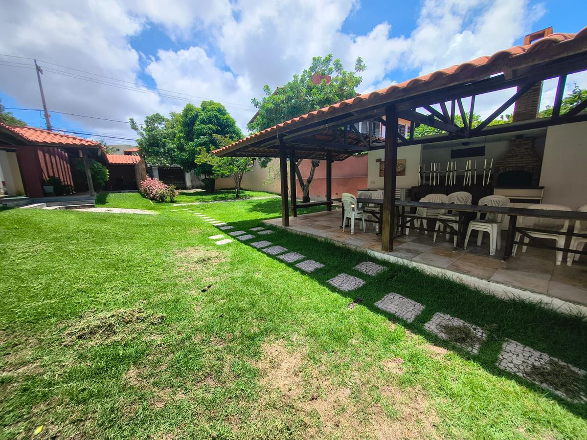 Casa à Venda no bairro Engenheiro Luciano Cavalcante com 4 Suítes com acesso por duas ruas.