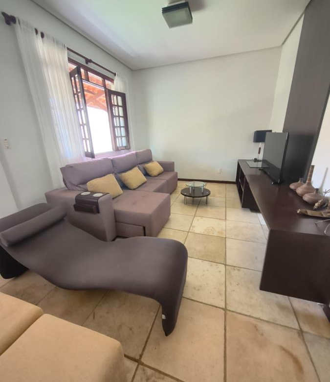 Casa à Venda no bairro Engenheiro Luciano Cavalcante com 4 Suítes com acesso por duas ruas.