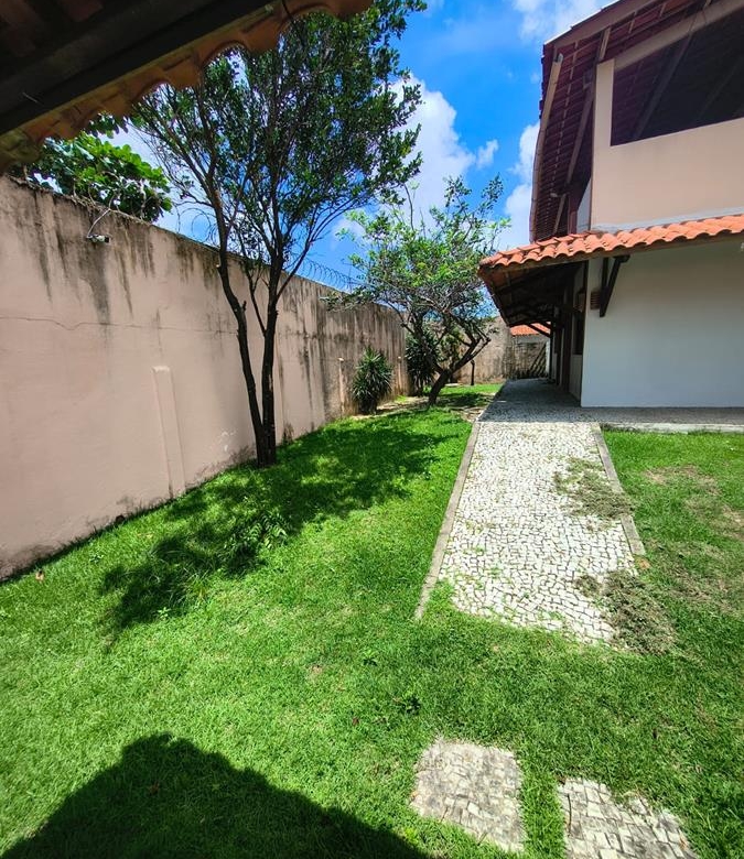 Casa à Venda no bairro Engenheiro Luciano Cavalcante com 4 Suítes com acesso por duas ruas.