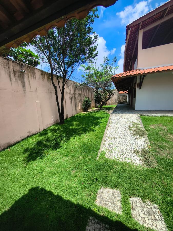 Casa à Venda no bairro Engenheiro Luciano Cavalcante com 4 Suítes com acesso por duas ruas.