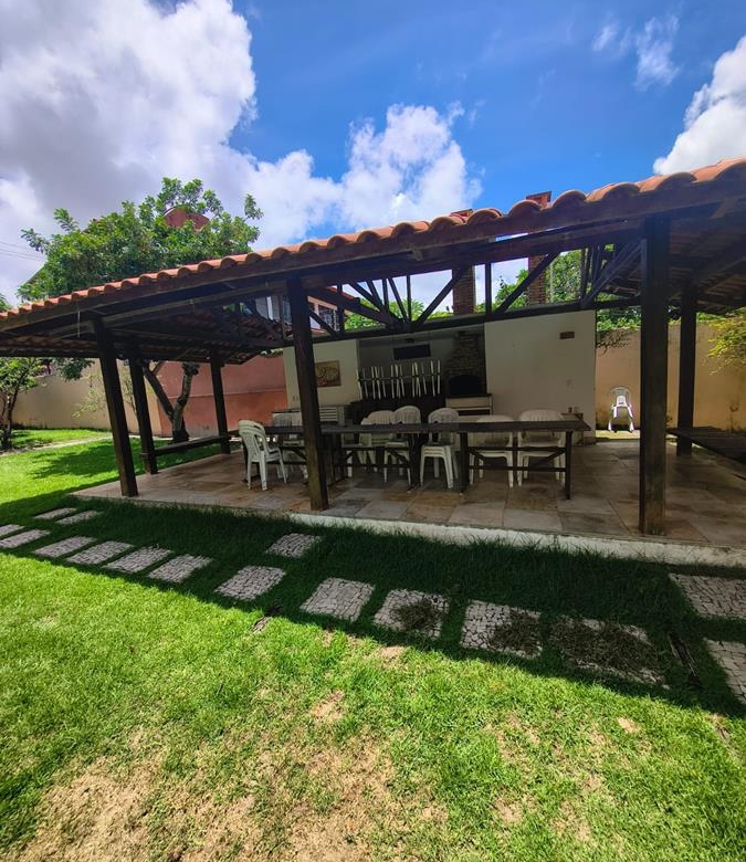 Casa à Venda no bairro Engenheiro Luciano Cavalcante com 4 Suítes com acesso por duas ruas.