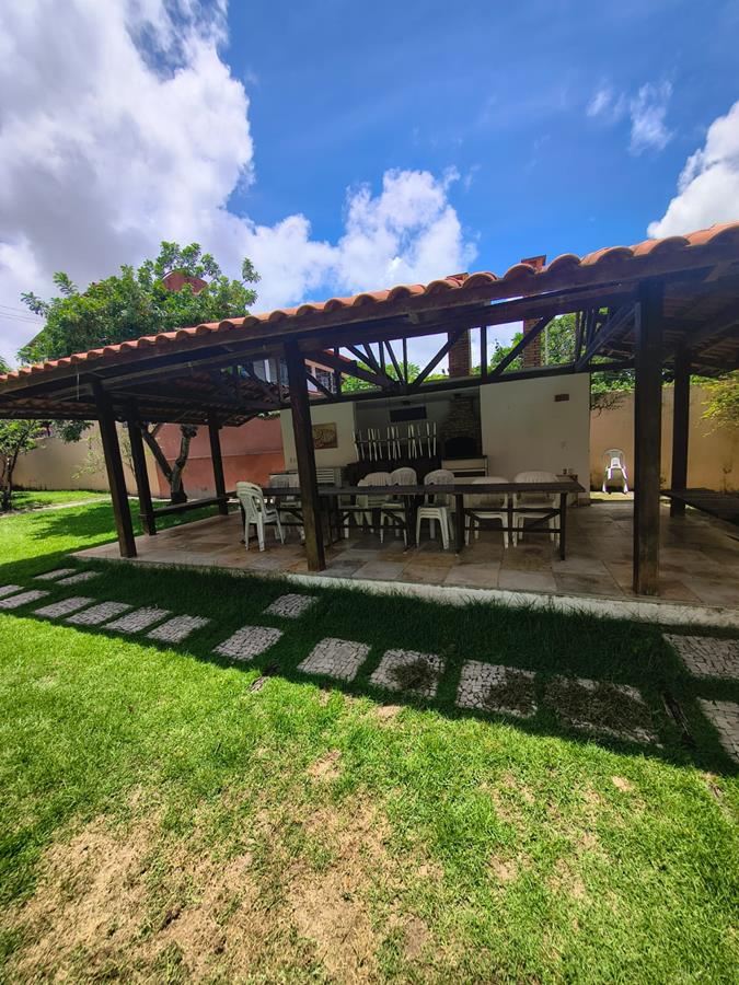 Casa à Venda no bairro Engenheiro Luciano Cavalcante com 4 Suítes com acesso por duas ruas.