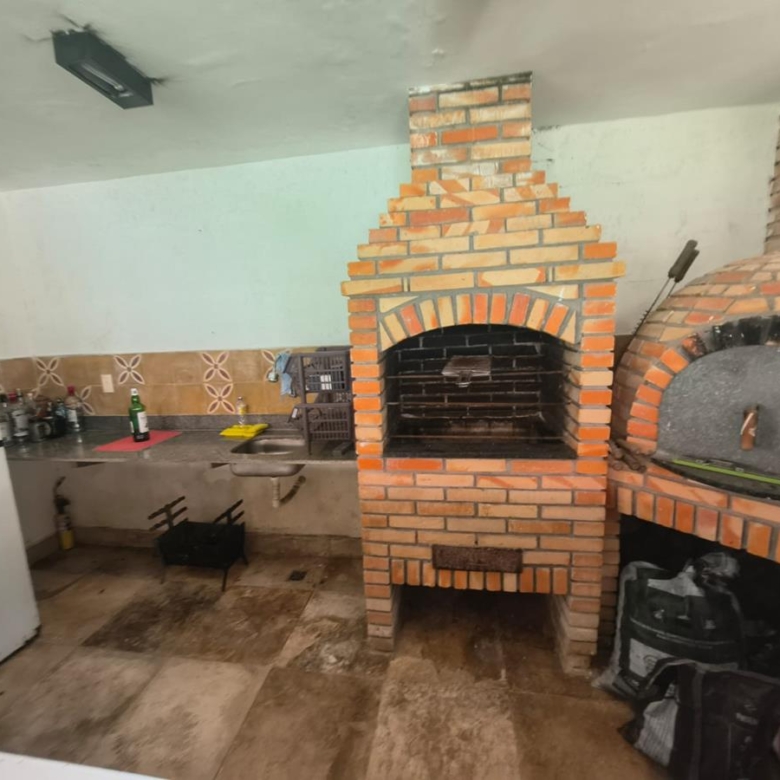 Casa à Venda no bairro Engenheiro Luciano Cavalcante com 4 Suítes com acesso por duas ruas.