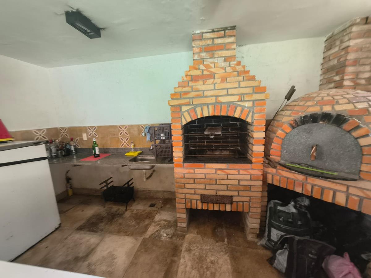 Casa à Venda no bairro Engenheiro Luciano Cavalcante com 4 Suítes com acesso por duas ruas.