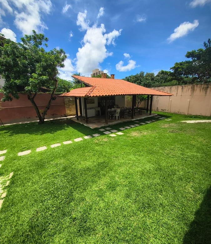 Casa à Venda no bairro Engenheiro Luciano Cavalcante com 4 Suítes com acesso por duas ruas.