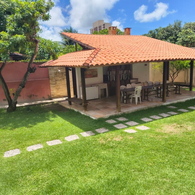 Casa à Venda no bairro Engenheiro Luciano Cavalcante com 4 Suítes com acesso por duas ruas.