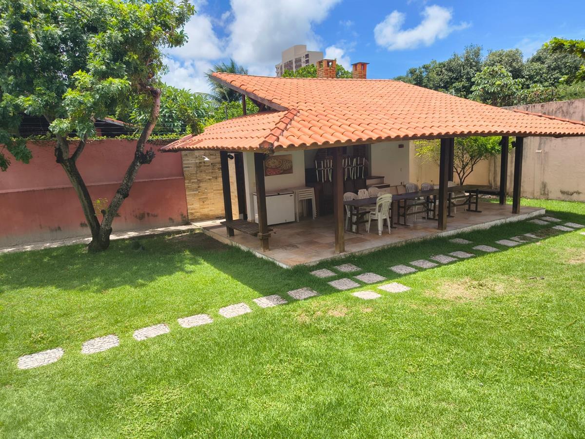 Casa à Venda no bairro Engenheiro Luciano Cavalcante com 4 Suítes com acesso por duas ruas.
