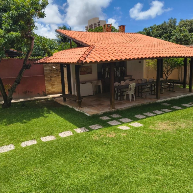 Casa à Venda no bairro Engenheiro Luciano Cavalcante com 4 Suítes com acesso por duas ruas.