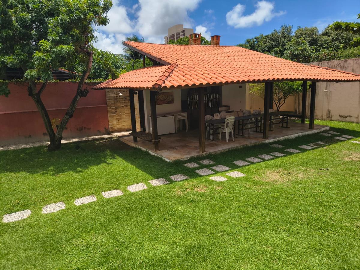 Casa à Venda no bairro Engenheiro Luciano Cavalcante com 4 Suítes com acesso por duas ruas.