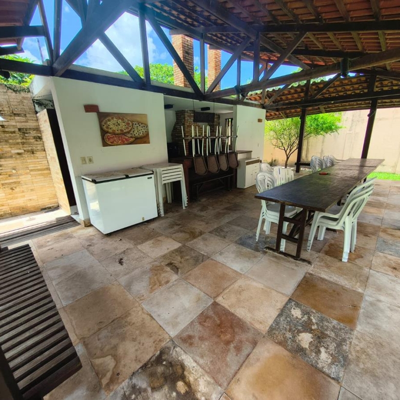 Casa à Venda no bairro Engenheiro Luciano Cavalcante com 4 Suítes com acesso por duas ruas.