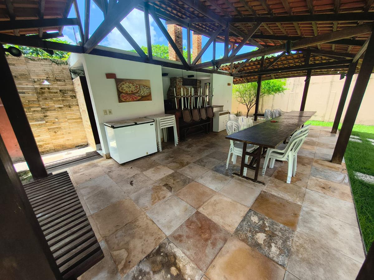 Casa à Venda no bairro Engenheiro Luciano Cavalcante com 4 Suítes com acesso por duas ruas.