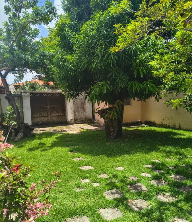 Casa à Venda no bairro Engenheiro Luciano Cavalcante com 4 Suítes com acesso por duas ruas.