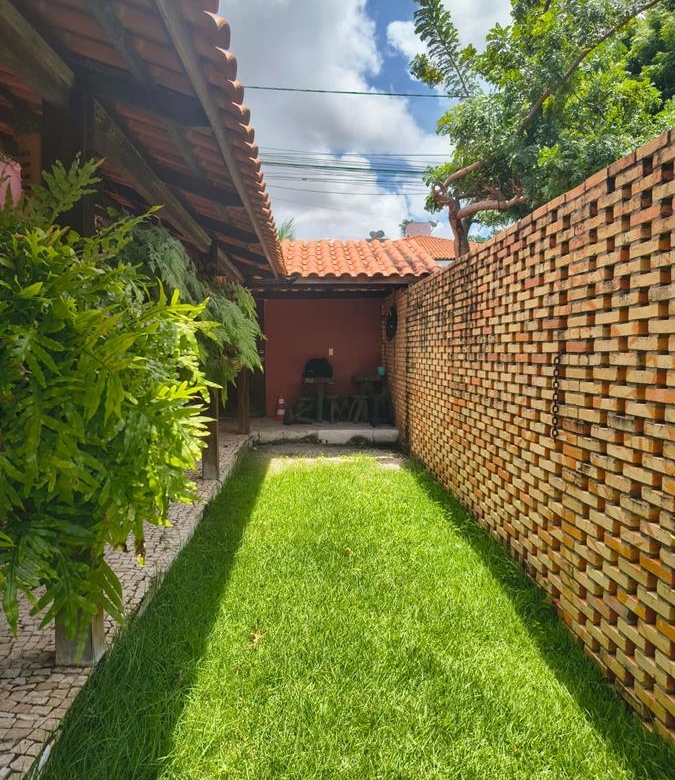 Casa à Venda no bairro Engenheiro Luciano Cavalcante com 4 Suítes com acesso por duas ruas.