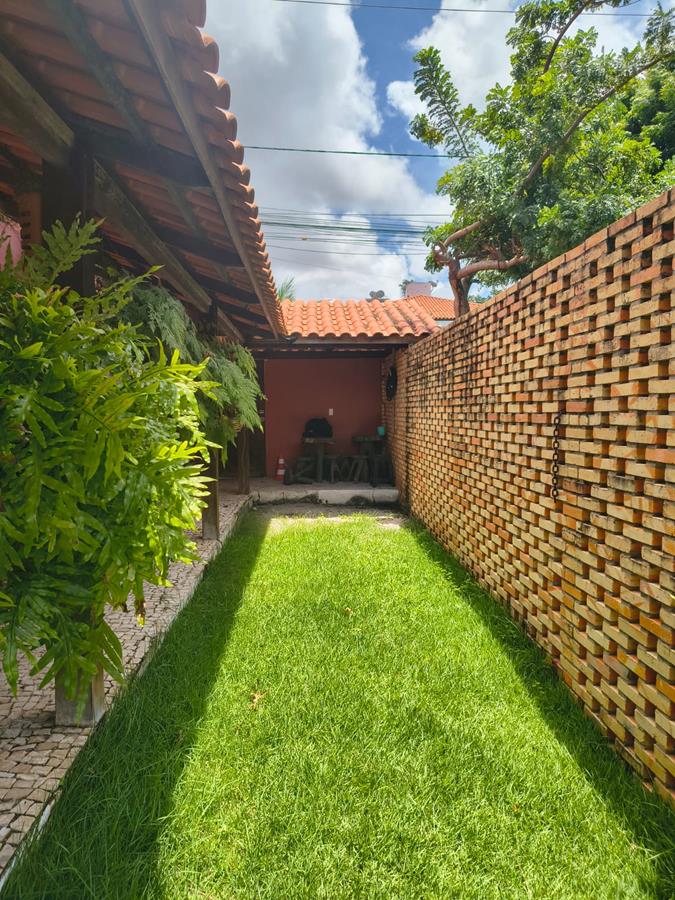 Casa à Venda no bairro Engenheiro Luciano Cavalcante com 4 Suítes com acesso por duas ruas.