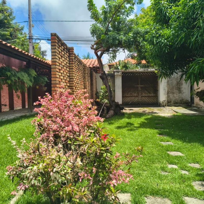 Casa à Venda no bairro Engenheiro Luciano Cavalcante com 4 Suítes com acesso por duas ruas.