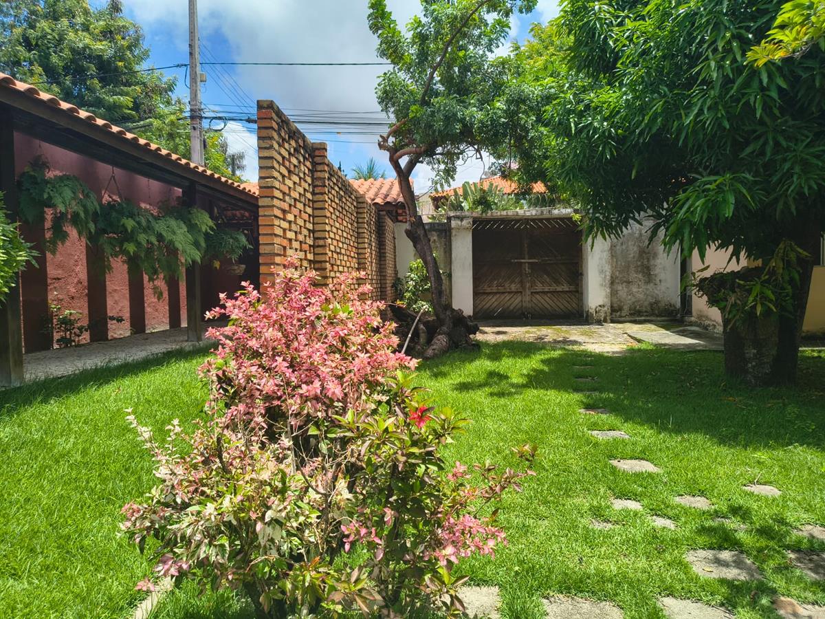 Casa à Venda no bairro Engenheiro Luciano Cavalcante com 4 Suítes com acesso por duas ruas.