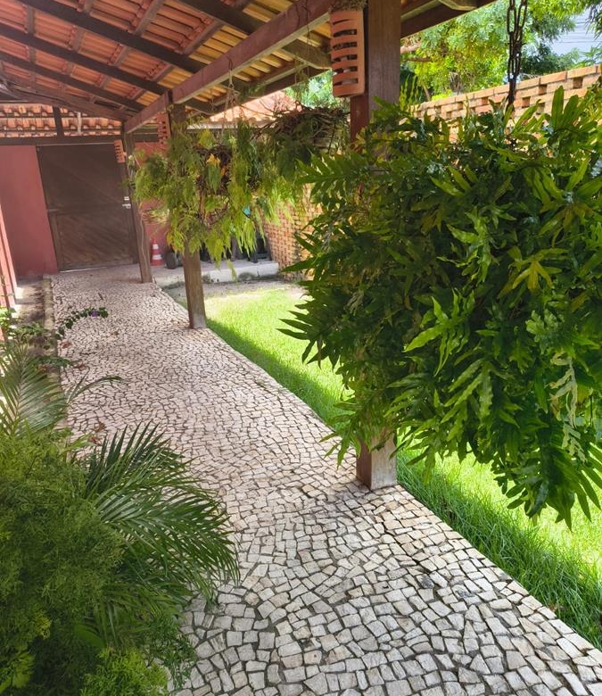 Casa à Venda no bairro Engenheiro Luciano Cavalcante com 4 Suítes com acesso por duas ruas.