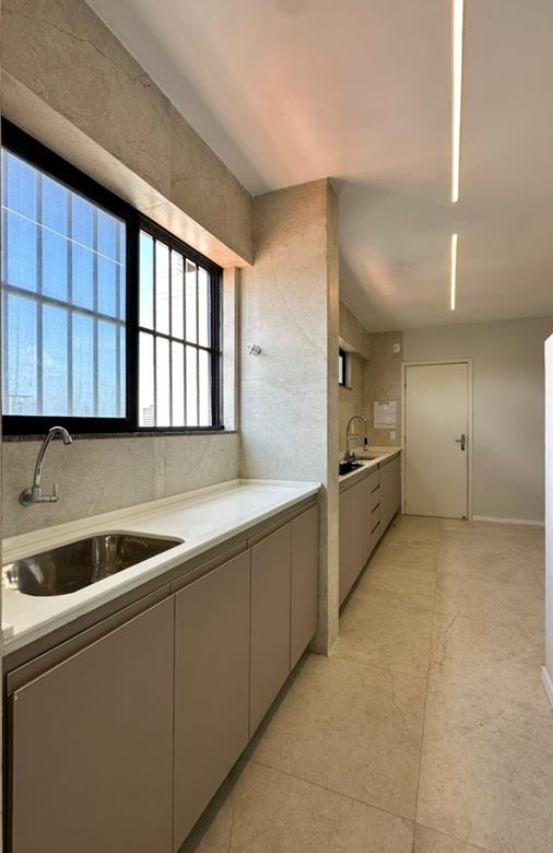 Cobertura à venda na Aldeota com 251 m², 4 suítes e 4 vagas próximo ao RioMar