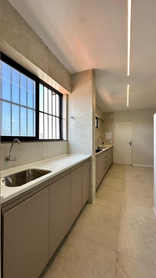 Cobertura à venda na Aldeota com 251 m², 4 suítes e 4 vagas próximo ao RioMar