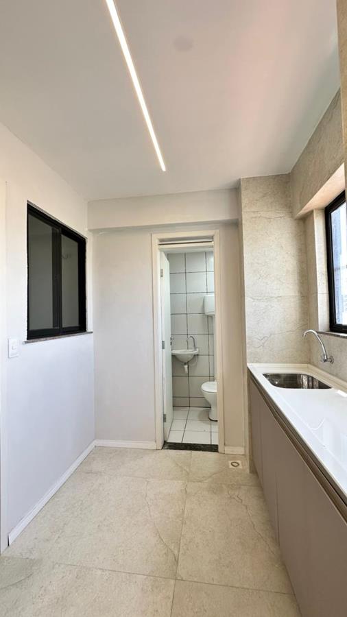 Cobertura à venda na Aldeota com 251 m², 4 suítes e 4 vagas próximo ao RioMar