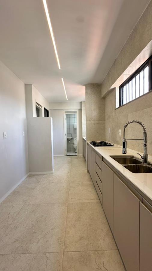 Cobertura à venda na Aldeota com 251 m², 4 suítes e 4 vagas próximo ao RioMar