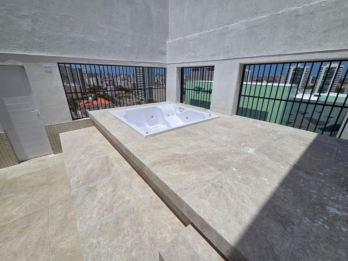 Cobertura à venda na Aldeota com 251 m², 4 suítes e 4 vagas próximo ao RioMar