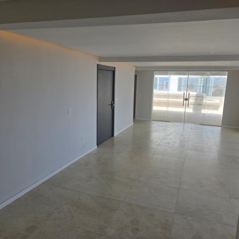 Cobertura à venda na Aldeota com 251 m², 4 suítes e 4 vagas próximo ao RioMar