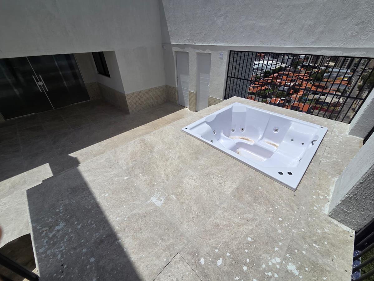 Cobertura à venda na Aldeota com 251 m², 4 suítes e 4 vagas próximo ao RioMar