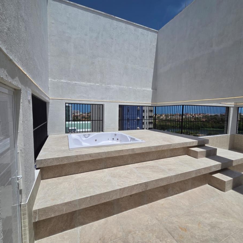 Cobertura à venda na Aldeota com 251 m², 4 suítes e 4 vagas próximo ao RioMar