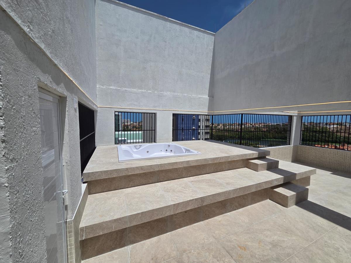 Cobertura à venda na Aldeota com 251 m², 4 suítes e 4 vagas próximo ao RioMar