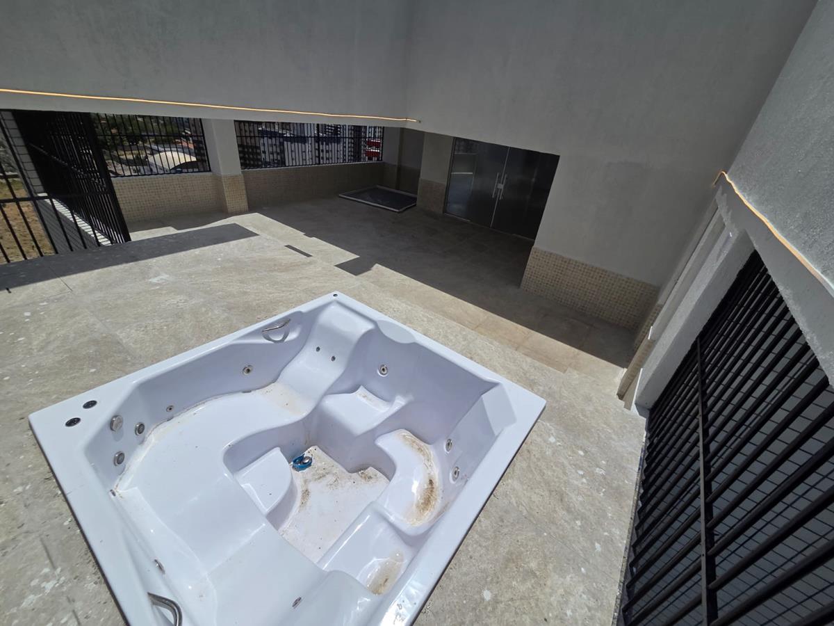 Cobertura à venda na Aldeota com 251 m², 4 suítes e 4 vagas próximo ao RioMar