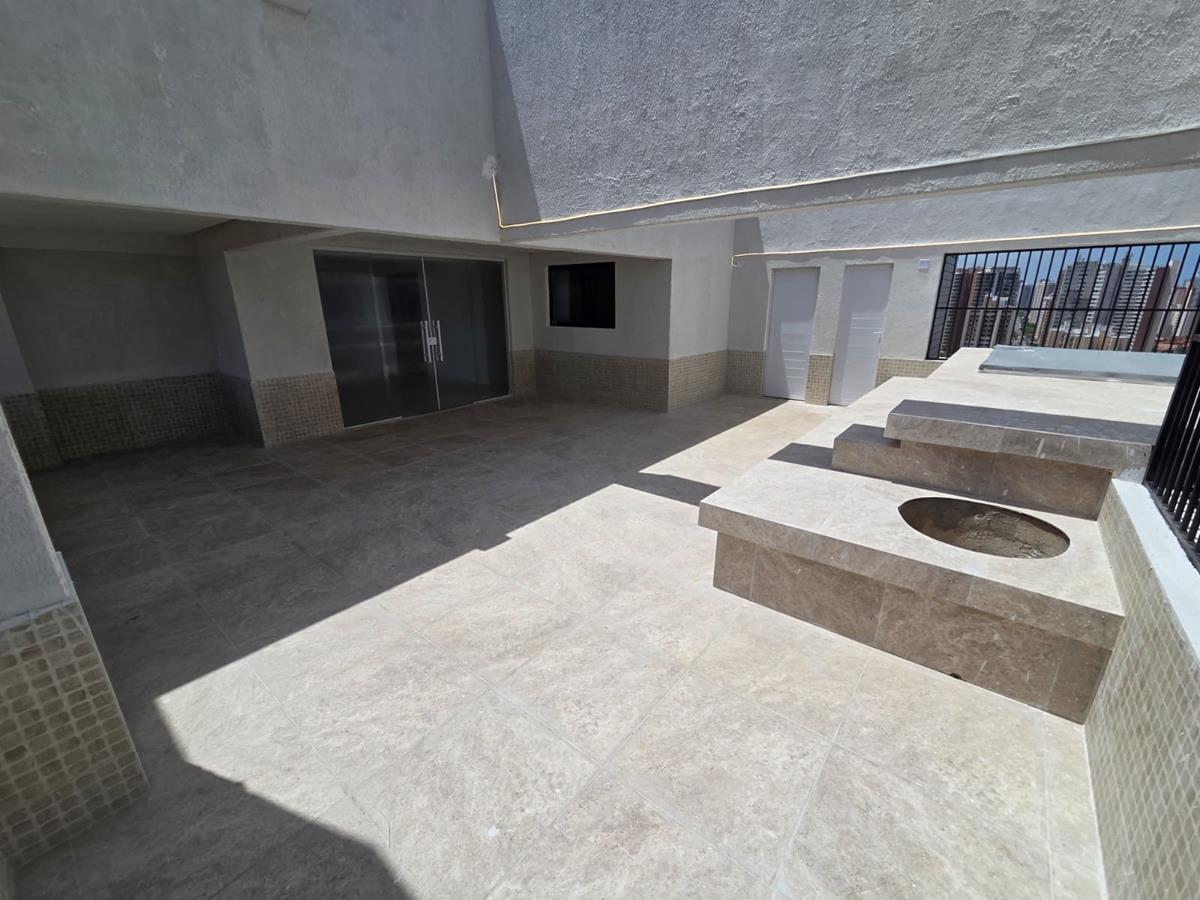 Cobertura à venda na Aldeota com 251 m², 4 suítes e 4 vagas próximo ao RioMar
