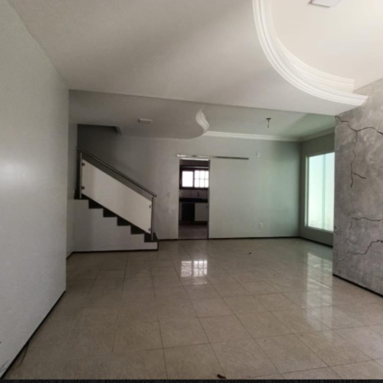 Casa duplex à venda no Edson Queiroz com 4 quartos e 2 vagas