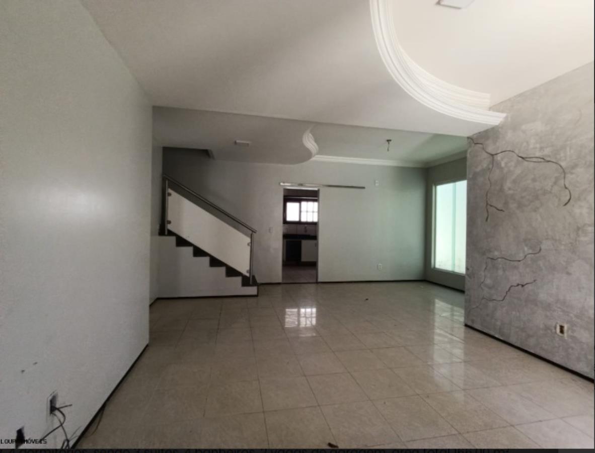 Casa duplex à venda no Edson Queiroz com 4 quartos e 2 vagas