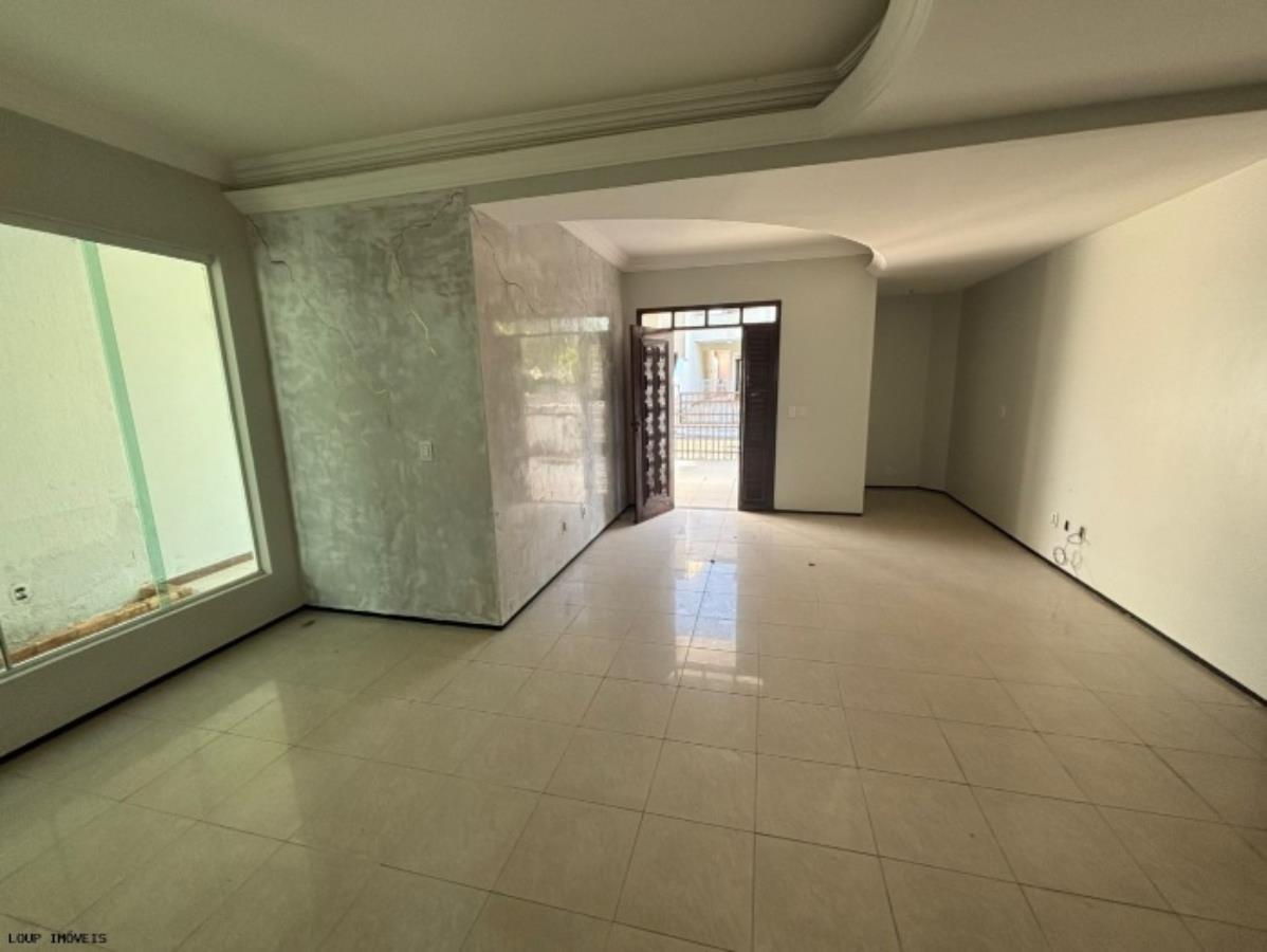Casa duplex à venda no Edson Queiroz com 4 quartos e 2 vagas