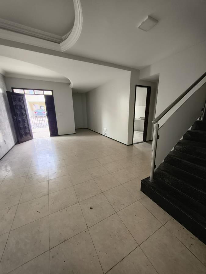 Casa duplex à venda no Edson Queiroz com 4 quartos e 2 vagas