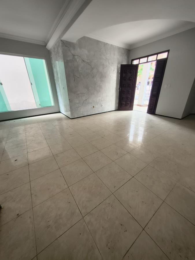 Casa duplex à venda no Edson Queiroz com 4 quartos e 2 vagas