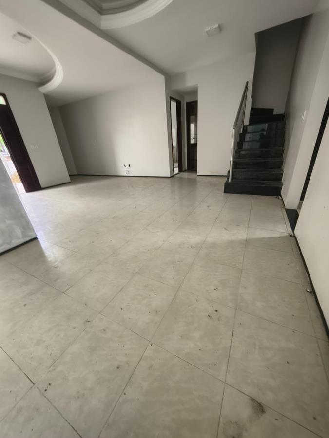 Casa duplex à venda no Edson Queiroz com 4 quartos e 2 vagas