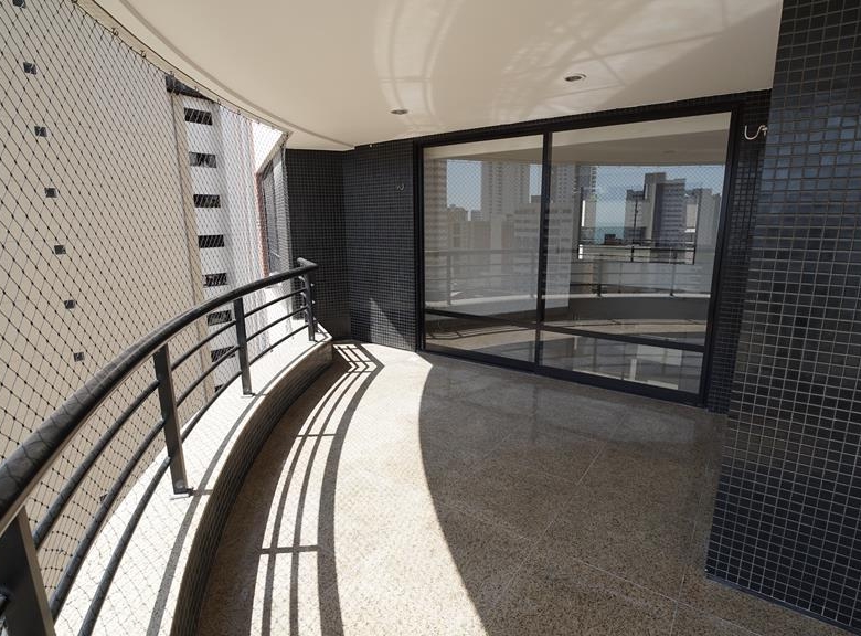 Apartamento à venda no Meireles com 253 m², 3 suítes e 4 vagas – Edifício Porto Fino