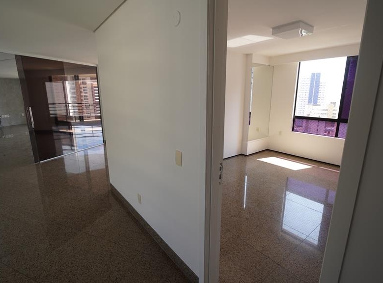 Apartamento à venda no Meireles com 253 m², 3 suítes e 4 vagas – Edifício Porto Fino