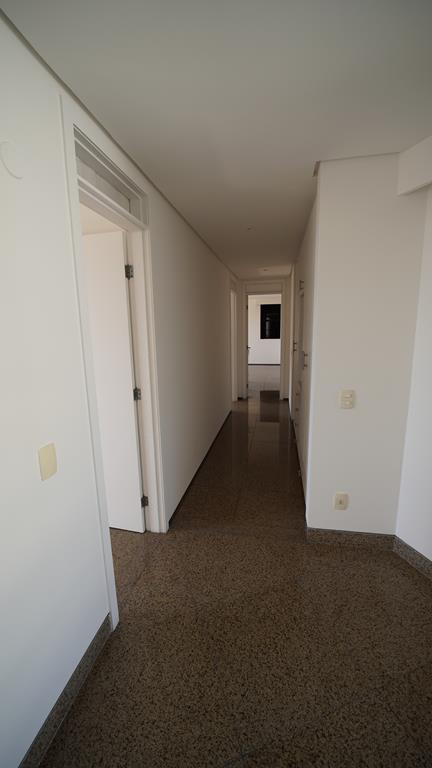 Apartamento à venda no Meireles com 253 m², 3 suítes e 4 vagas – Edifício Porto Fino